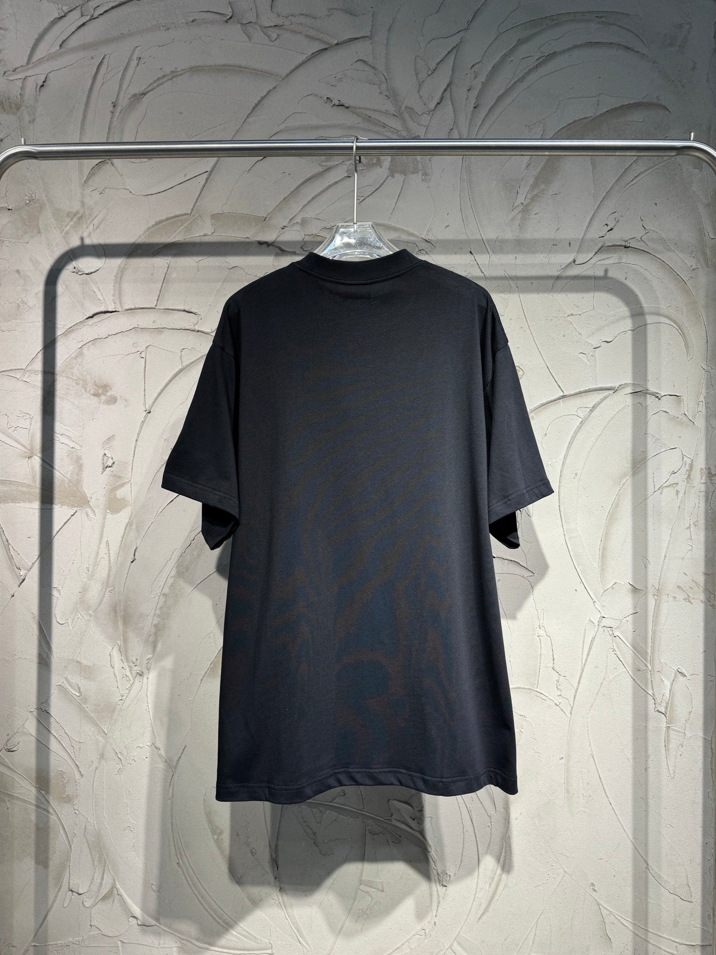 Black short-sleeve T-shirt with plain back and crew neckline