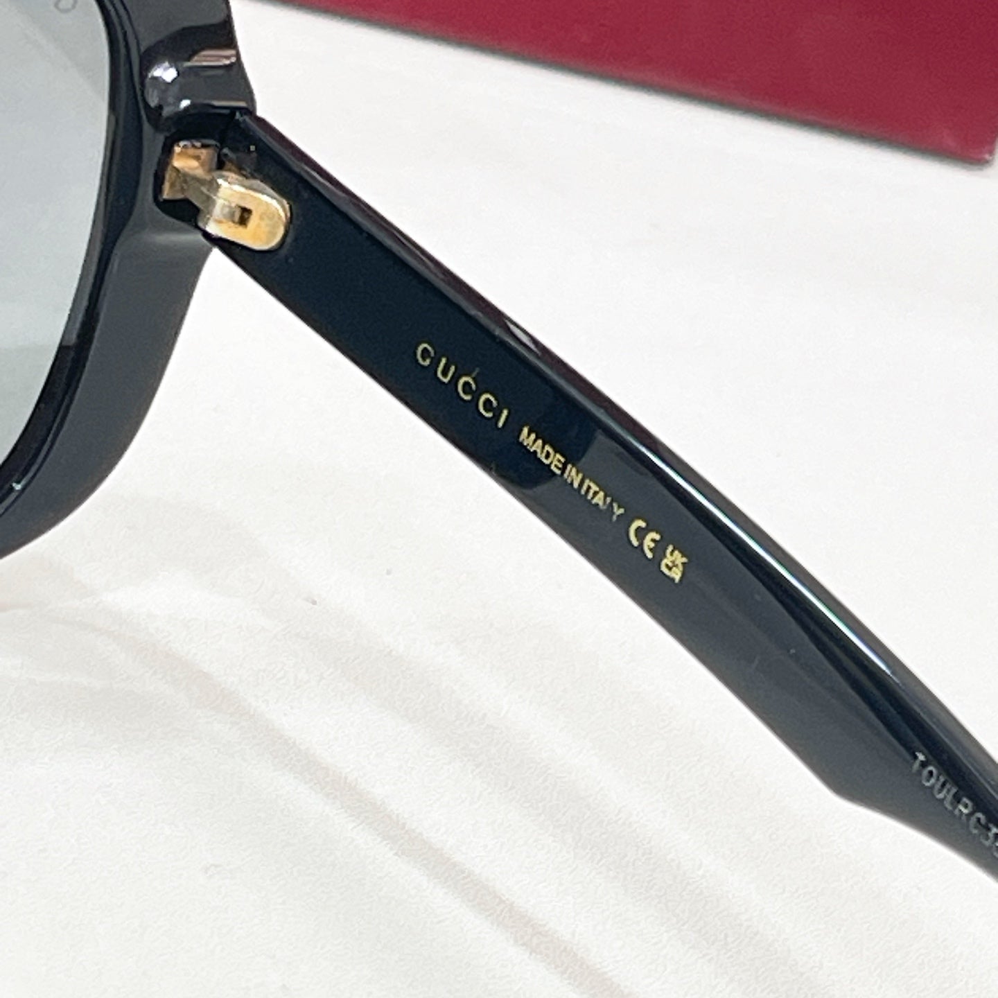 Black sunglasses temple with GUCCI and MADE IN ITALY lettering
