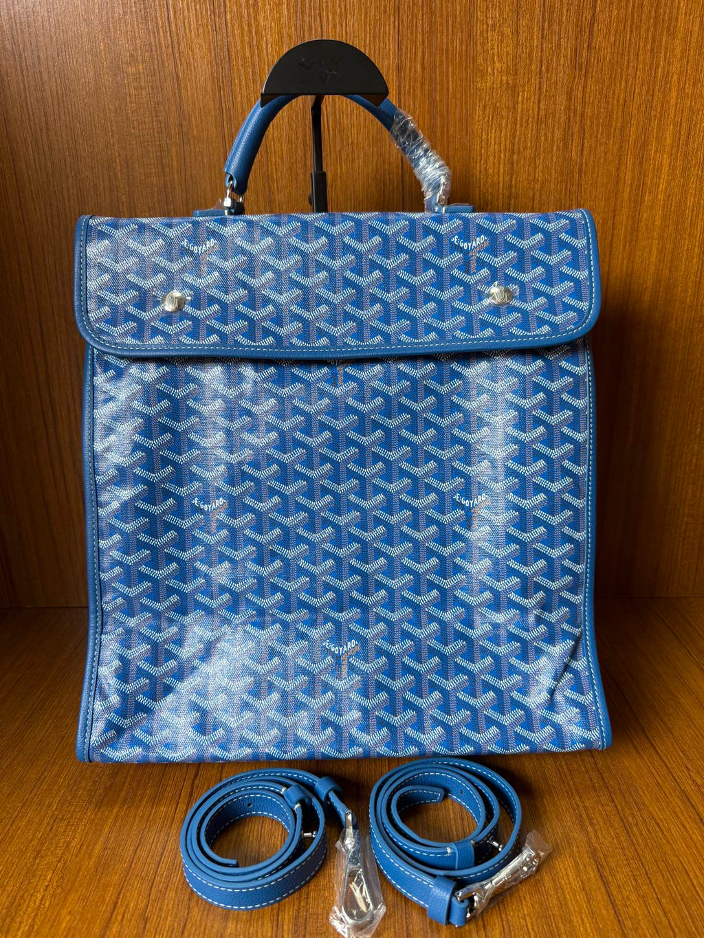 Blue patterned handbag with flap and matching shoulder strap, gold-tone hardware
