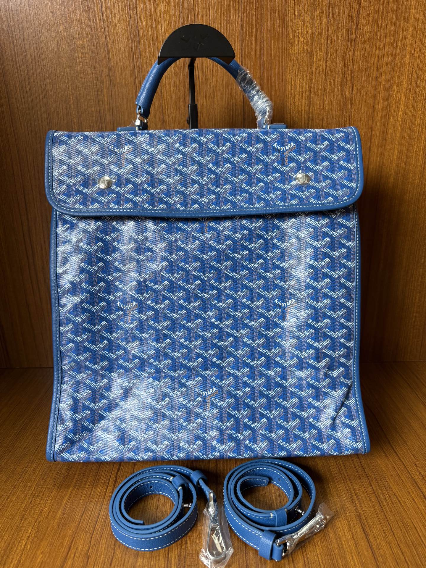 Blue patterned handbag with flap and matching shoulder strap, gold-tone hardware