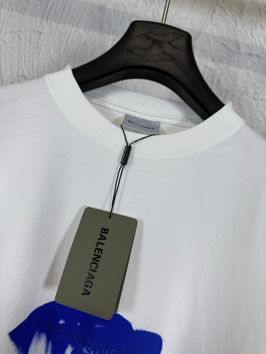 White T-shirt crew neck with attached size tag