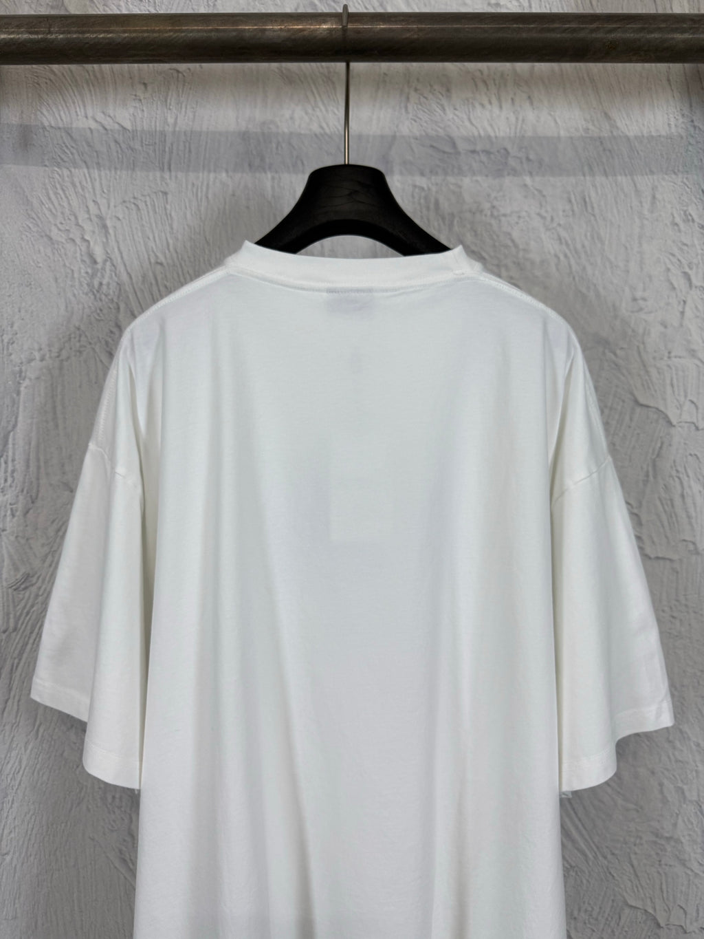 White T-shirt with plain back and crew neckline