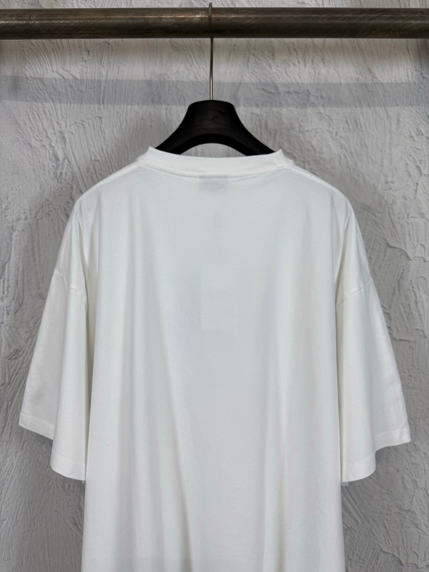White T-shirt with plain back and crew neckline