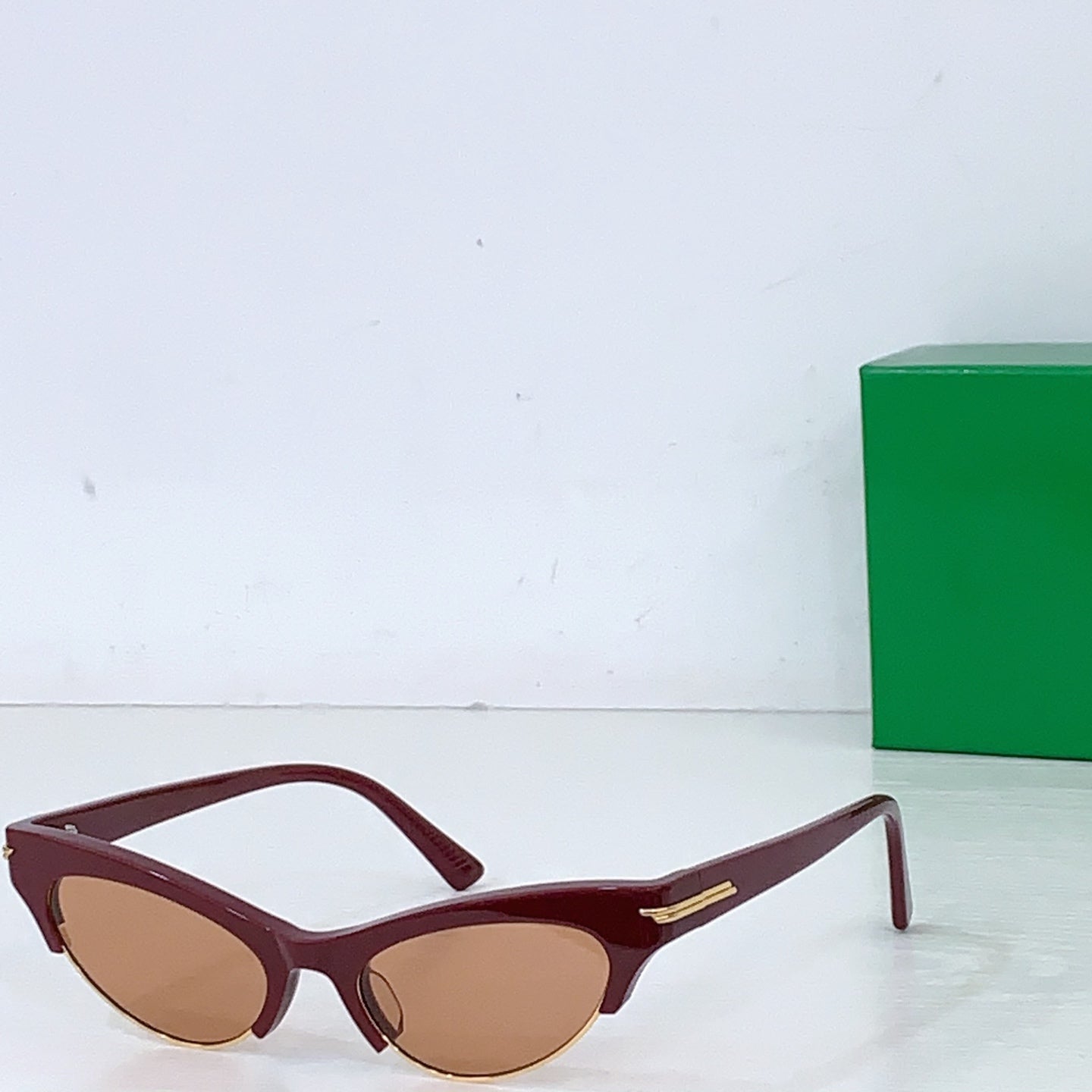 Bottega Veneta sunglasses with burgundy frame and tinted light-brown lenses