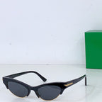 Bottega Veneta sunglasses with black frame and dark tinted lenses