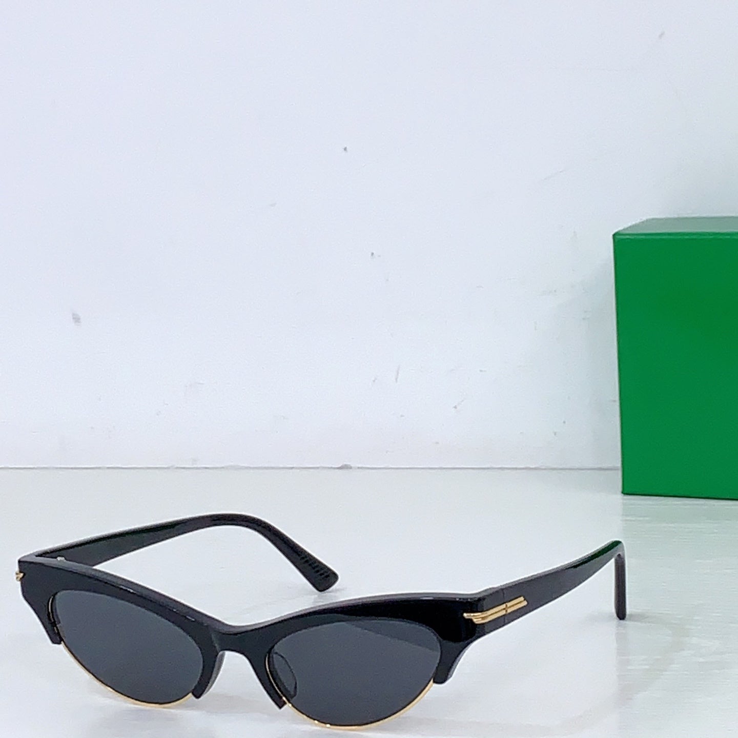 Bottega Veneta sunglasses with black frame and dark tinted lenses