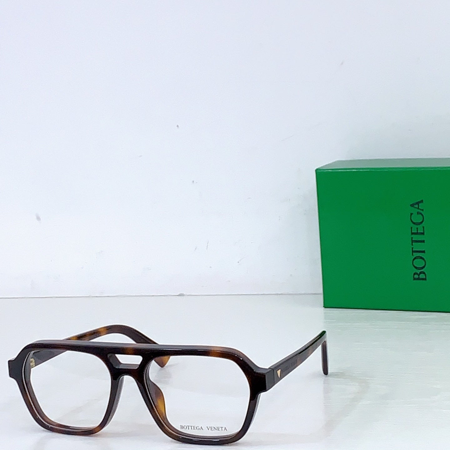Bottega Veneta sunglasses with tortoise frame and light gray lenses