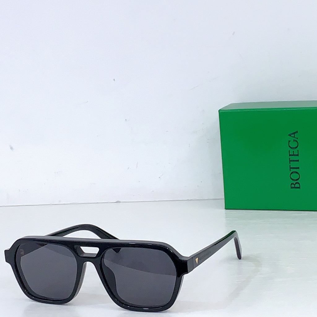 Bottega Veneta sunglasses with black frame and dark gray tinted lenses