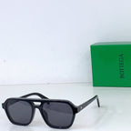 Bottega Veneta sunglasses with black frame and dark gray tinted lenses