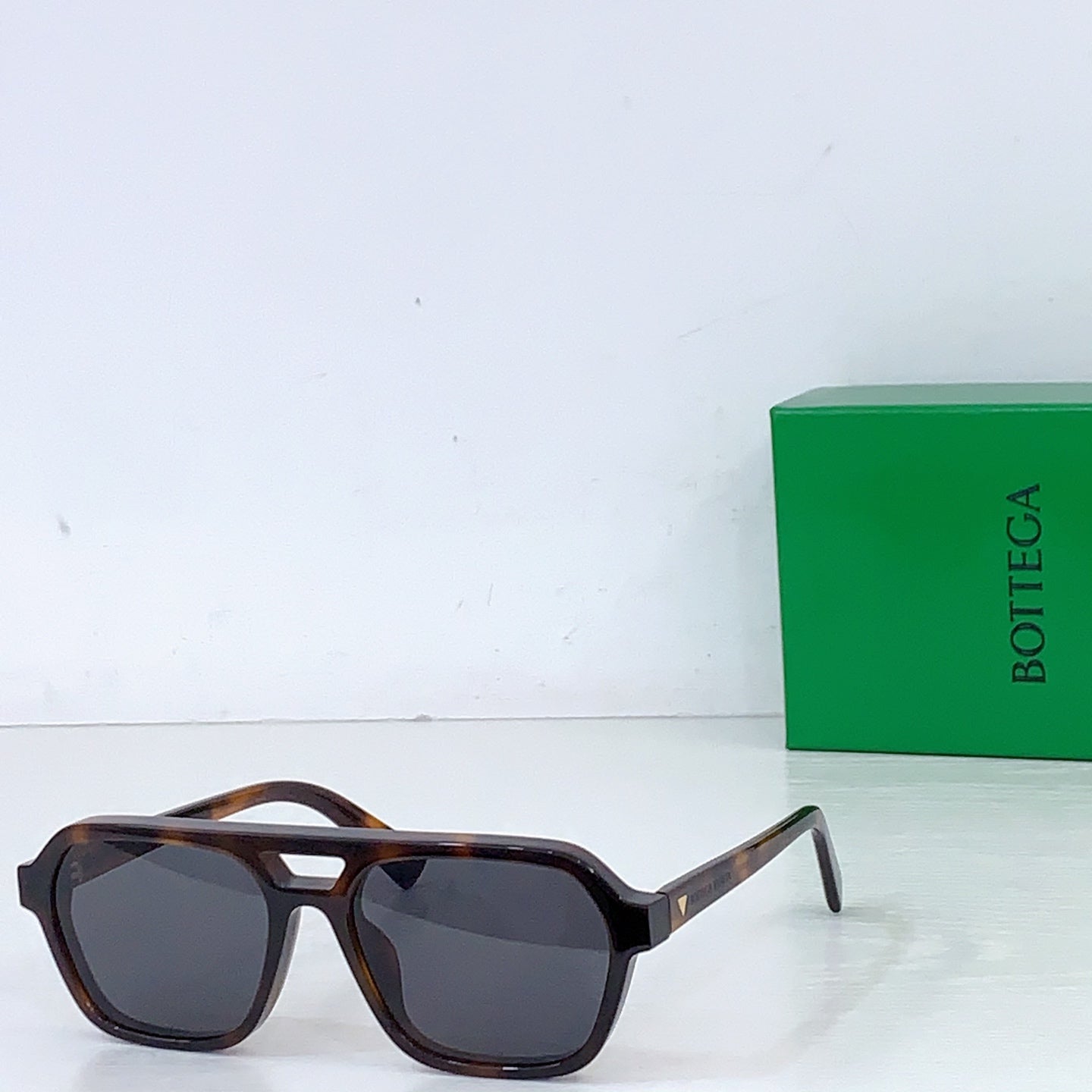 Bottega Veneta sunglasses with tortoise frame and dark gray tinted lenses