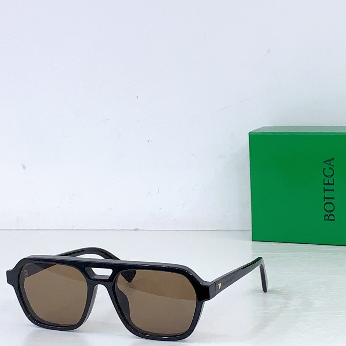 Bottega Veneta sunglasses with black frame and warm beige tinted lenses