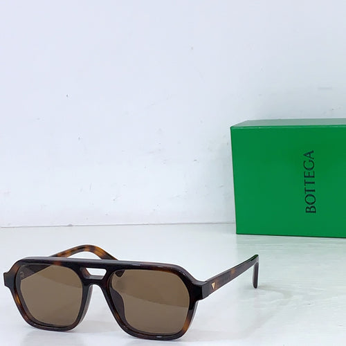 Bottega Veneta sunglasses with tortoise frame and dark brown tinted lenses