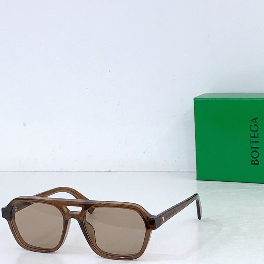 Bottega Veneta sunglasses with tortoise frame and light brown tinted lenses