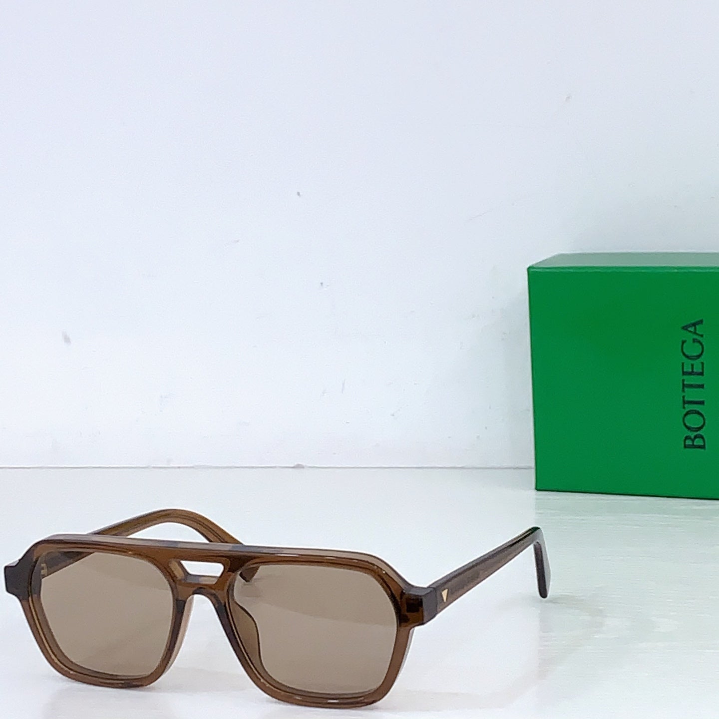 Bottega Veneta sunglasses with tortoise frame and light brown tinted lenses