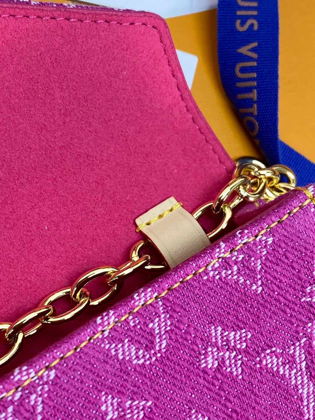 Small bag magenta suede flap with gold clasp and chain strap