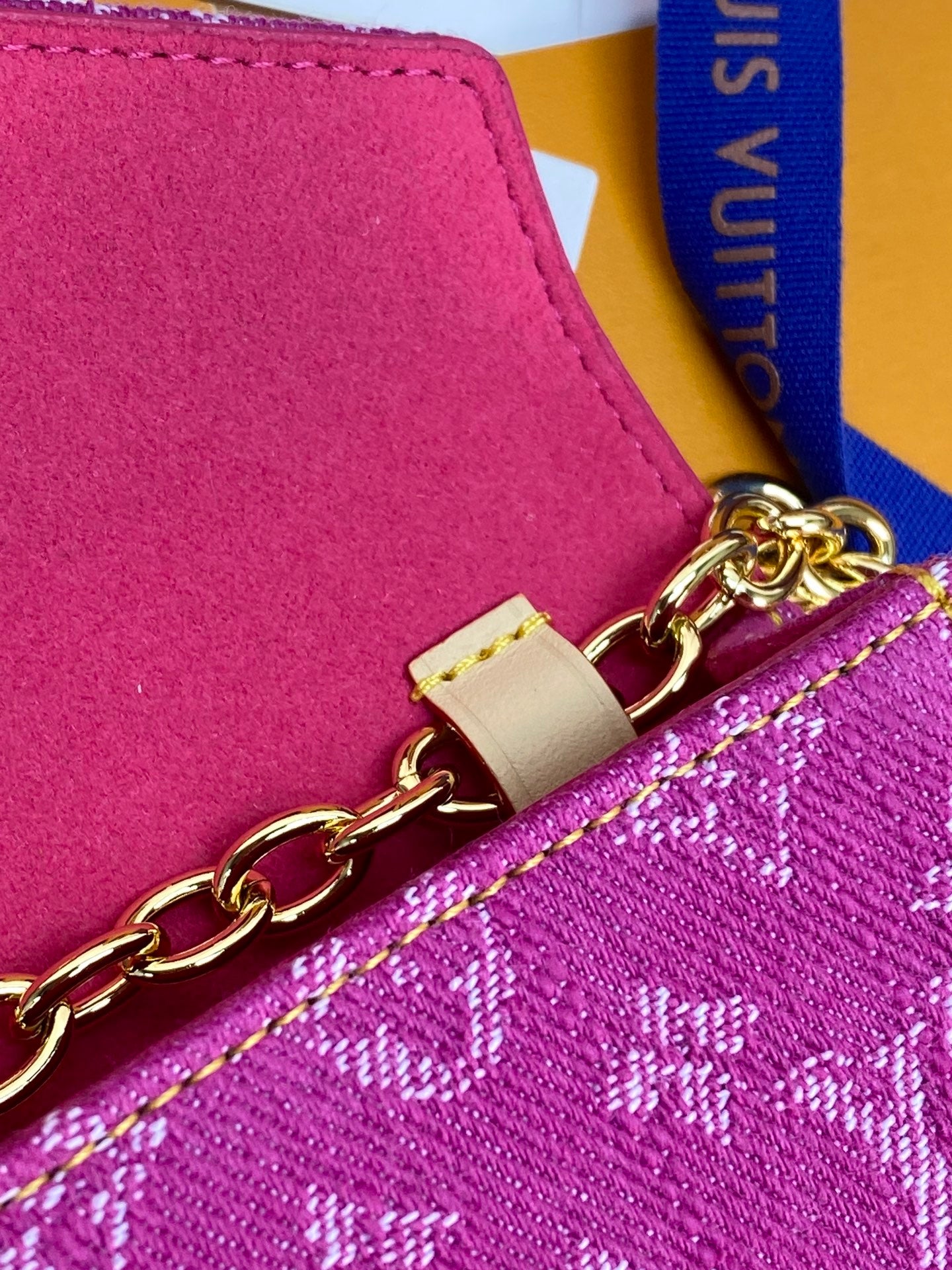 Small bag magenta suede flap with gold clasp and chain strap