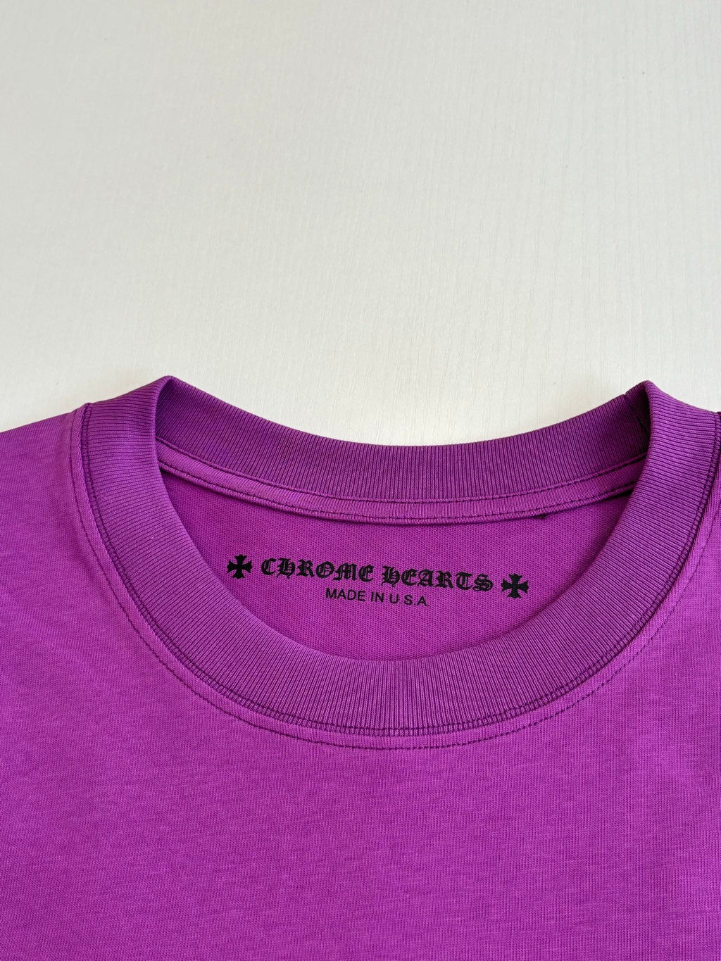 Chrome short-sleeve T-shirt neckline, purple with printed collar text inside