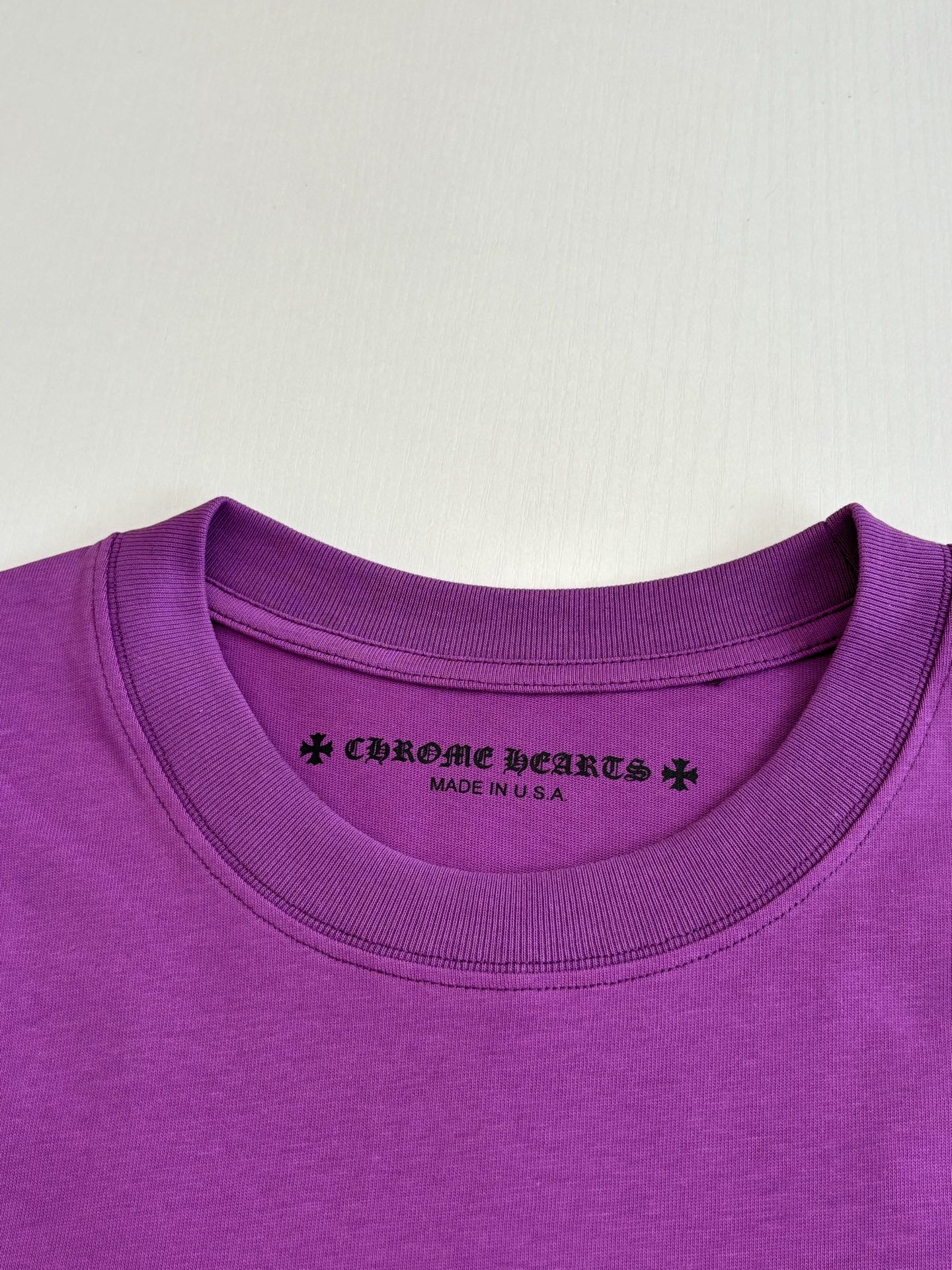 Chrome short-sleeve T-shirt neckline, purple with printed collar text inside