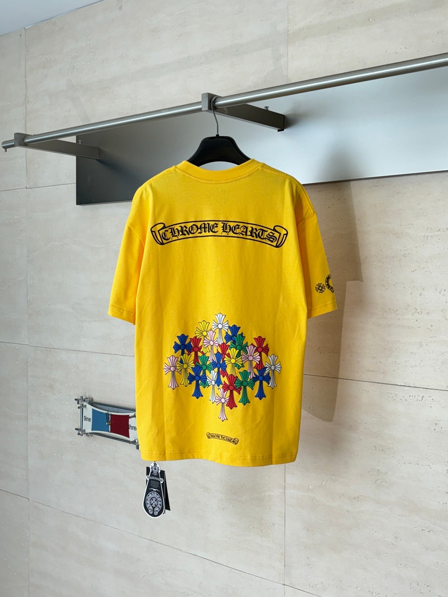 Yellow short-sleeve T-shirt with large back floral graphic print