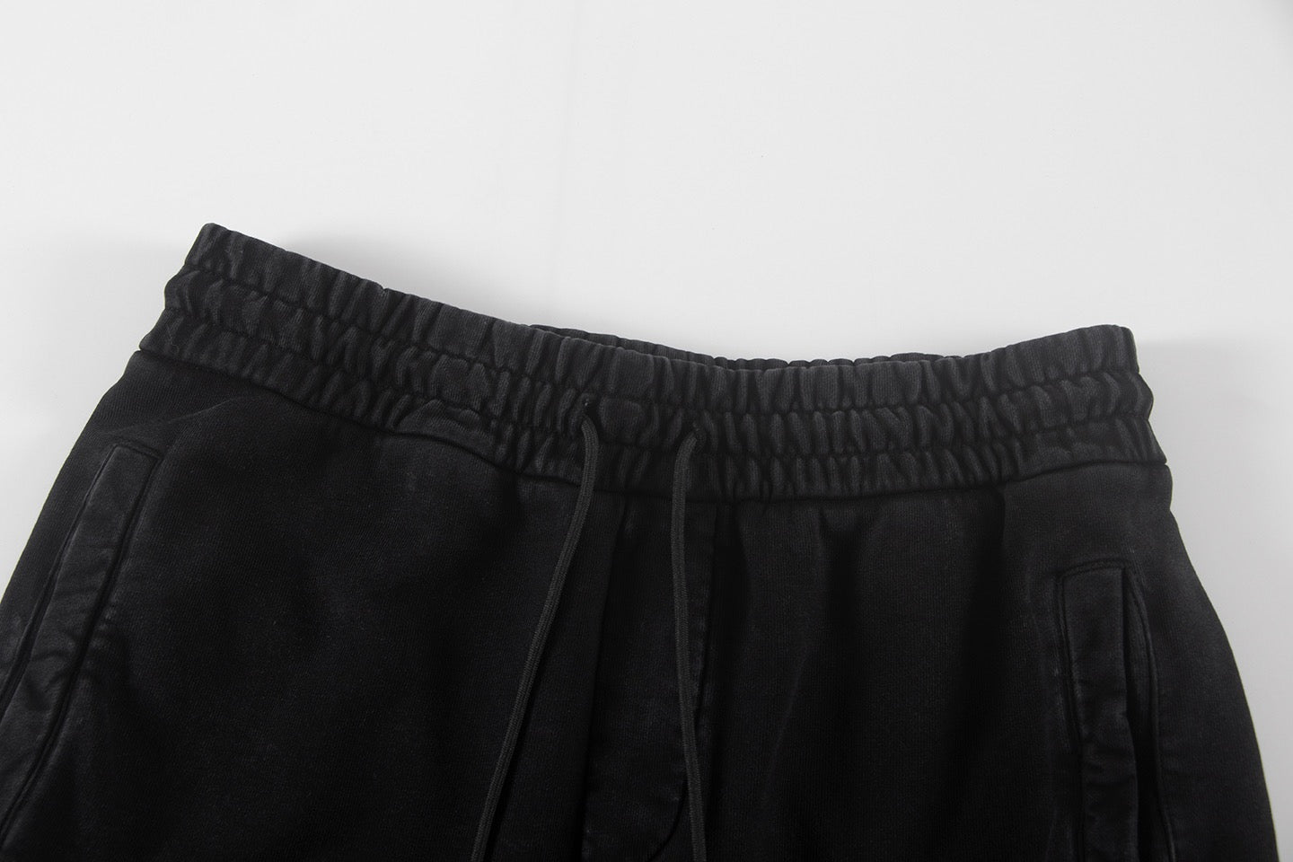 Black shorts with gathered elastic waistband and inner drawstring