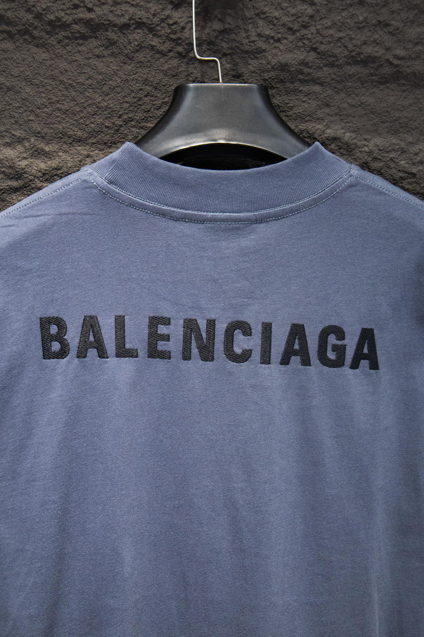Balenciaga short-sleeve T-shirt close-up, large back BALENCIAGA lettering