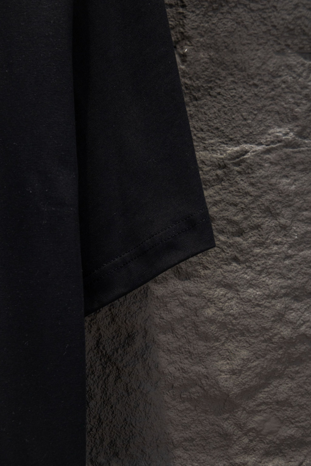 Black short-sleeve T-shirt side hem and seam detail