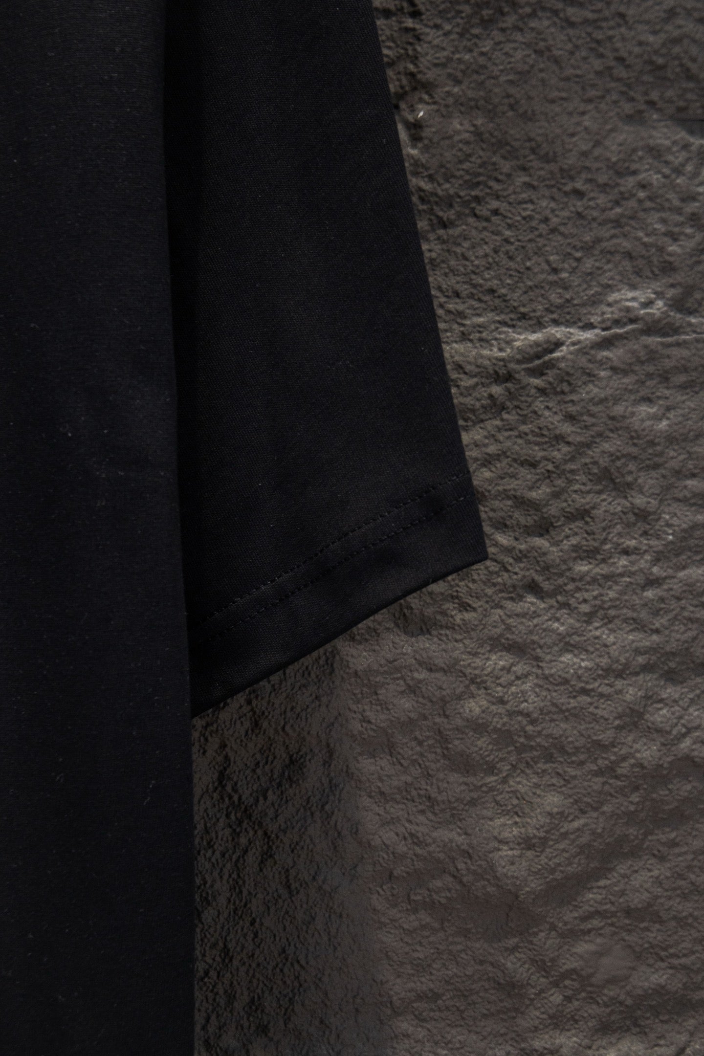 Black short-sleeve T-shirt side hem and seam detail