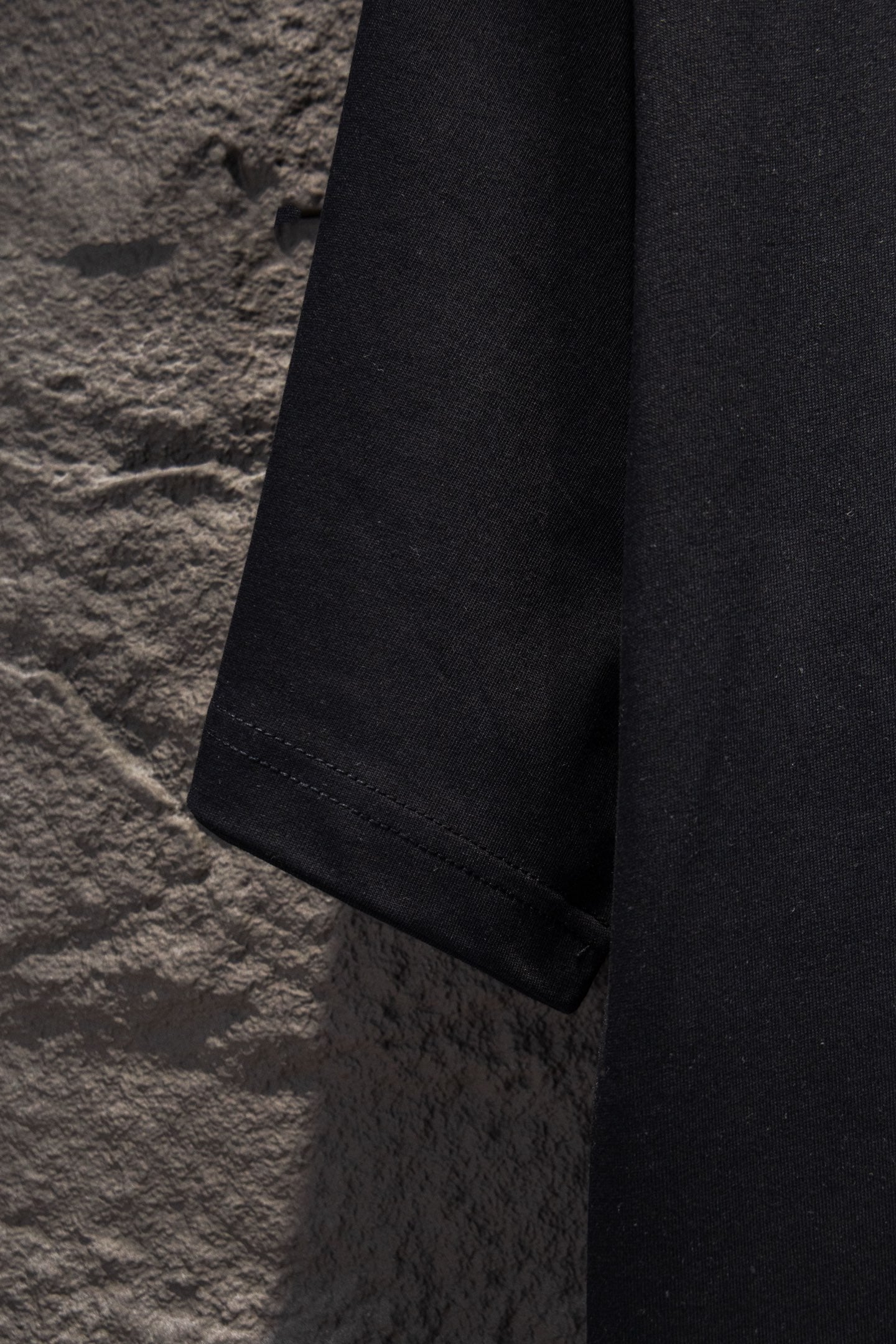 Black short-sleeve T-shirt sleeve and side hem detail