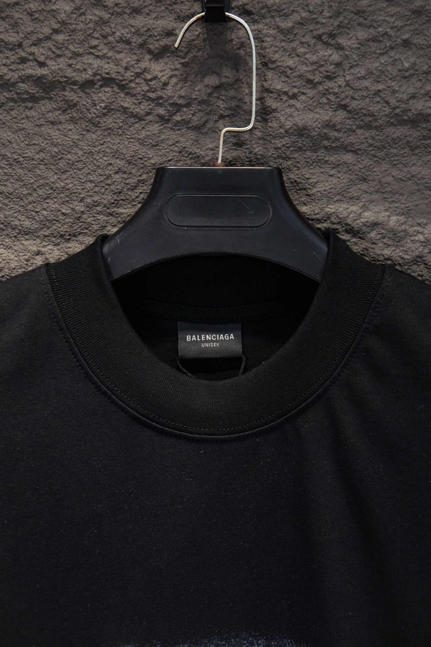 Black short-sleeve T-shirt neckline with inner label