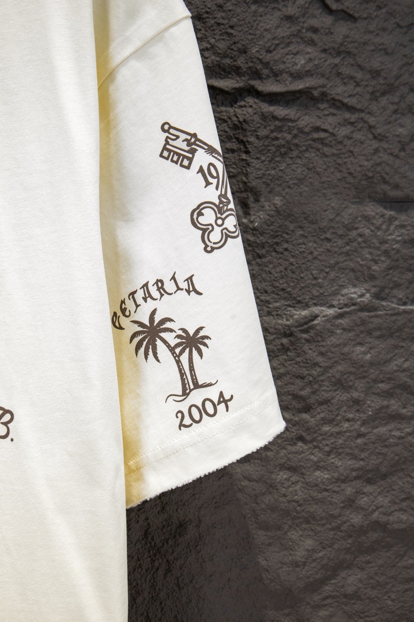 Balenciaga short-sleeve T-shirt sleeve, white, crest and palm tree graphic with 2004
