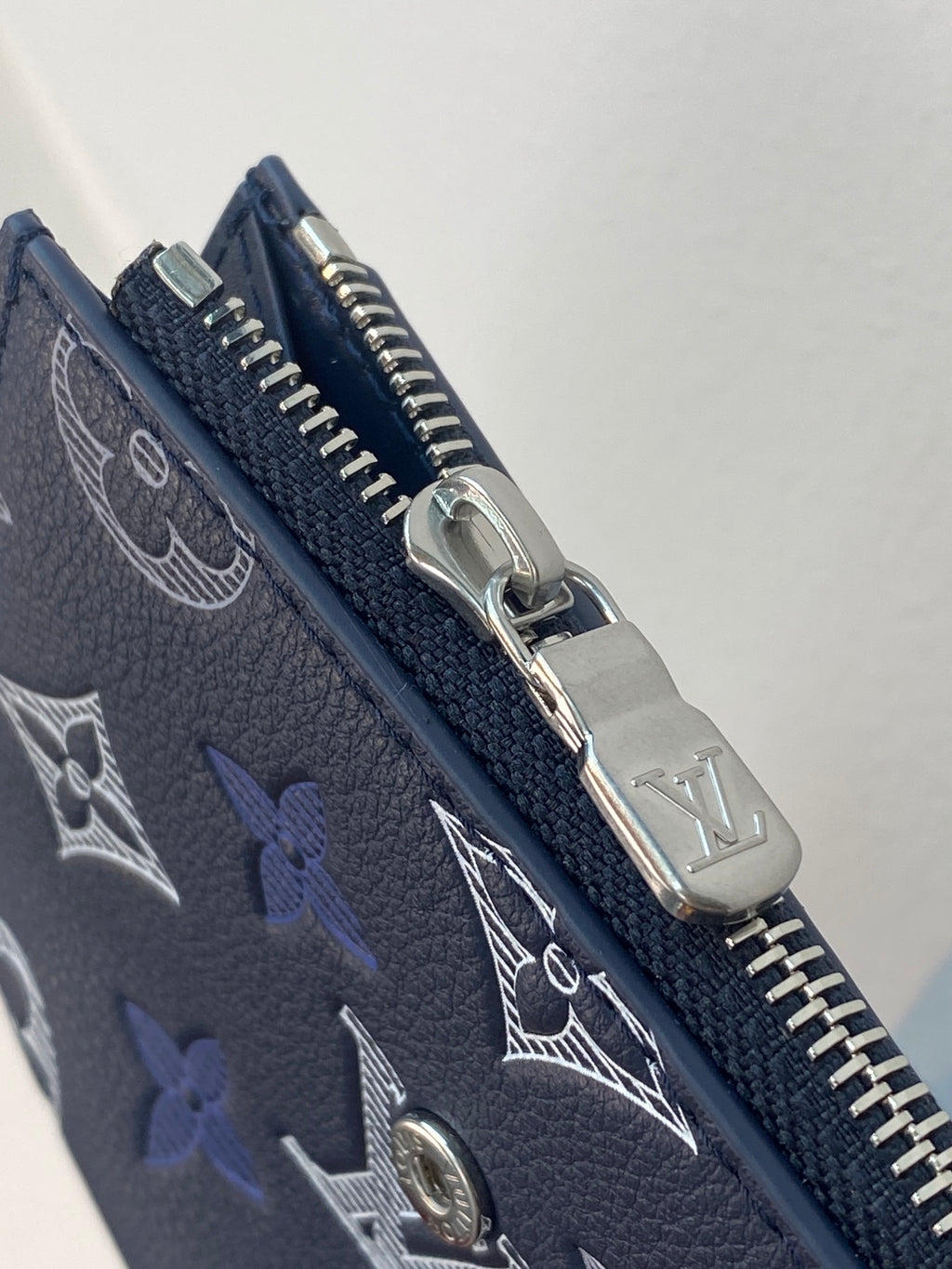 Louis Vuitton small bag in dark blue monogram leather, silver zipper pull and hardware