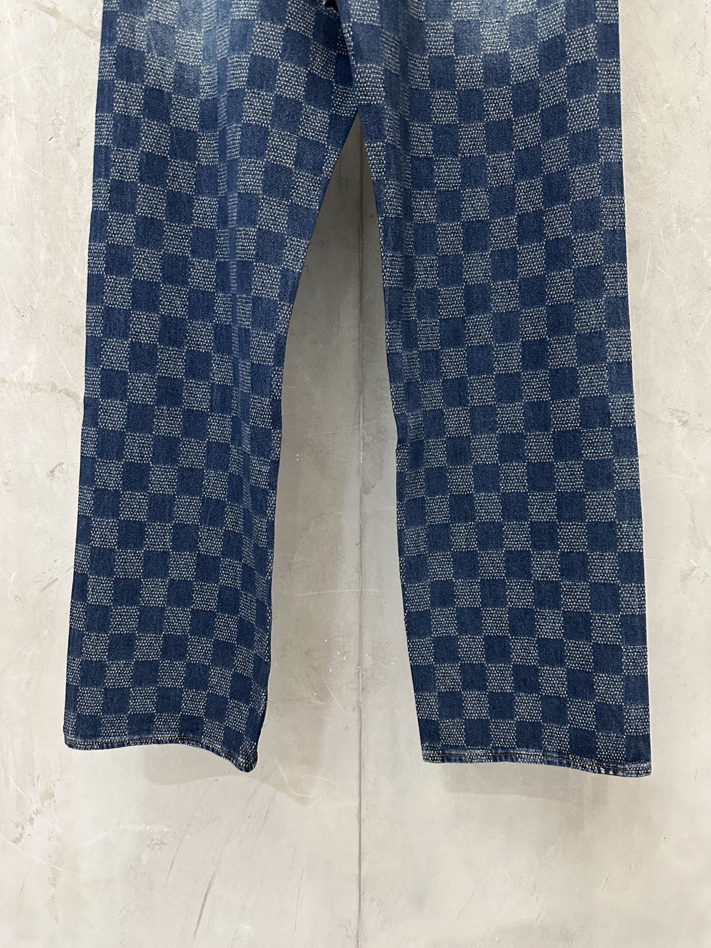 Denim check-pattern pants with straight silhouette and stitched hems, blue wash