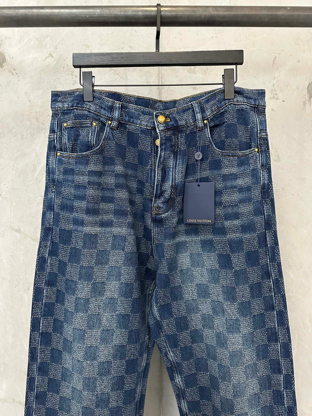 Denim check-pattern pants with front pockets and button closure, blue wash