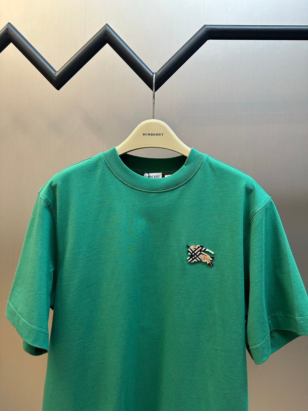 Green short-sleeve T-shirt with embroidered crest on front