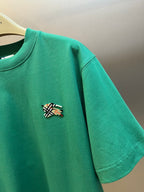 Green short-sleeve T-shirt with crest embroidery near sleeve hem