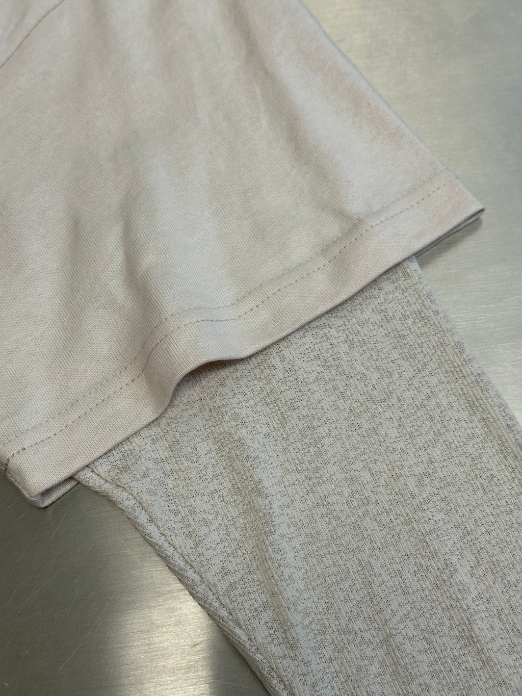 Cream T-shirt hem and sleeve cuff, folded edge detail