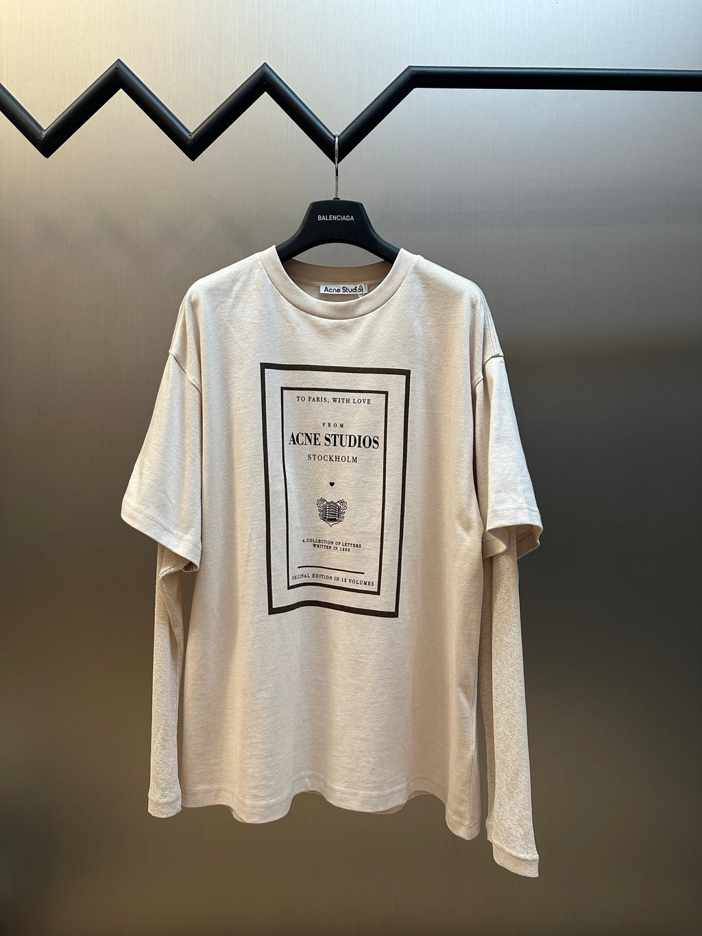 Cream short-sleeve T-shirt with large front graphic print