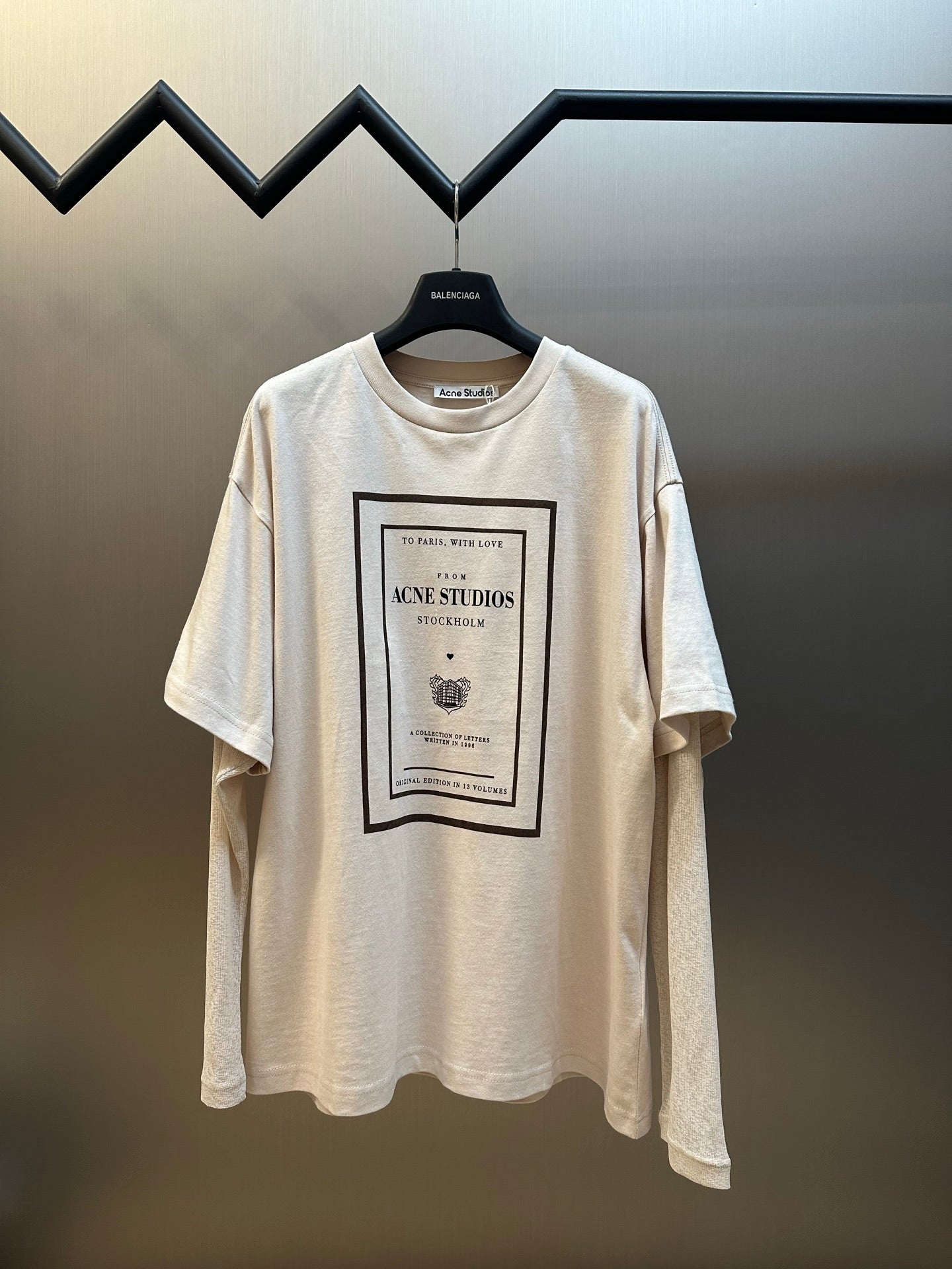 Cream short-sleeve T-shirt with large front graphic print