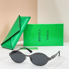 Bottega Veneta round sunglasses with dark frame and dark gray lenses