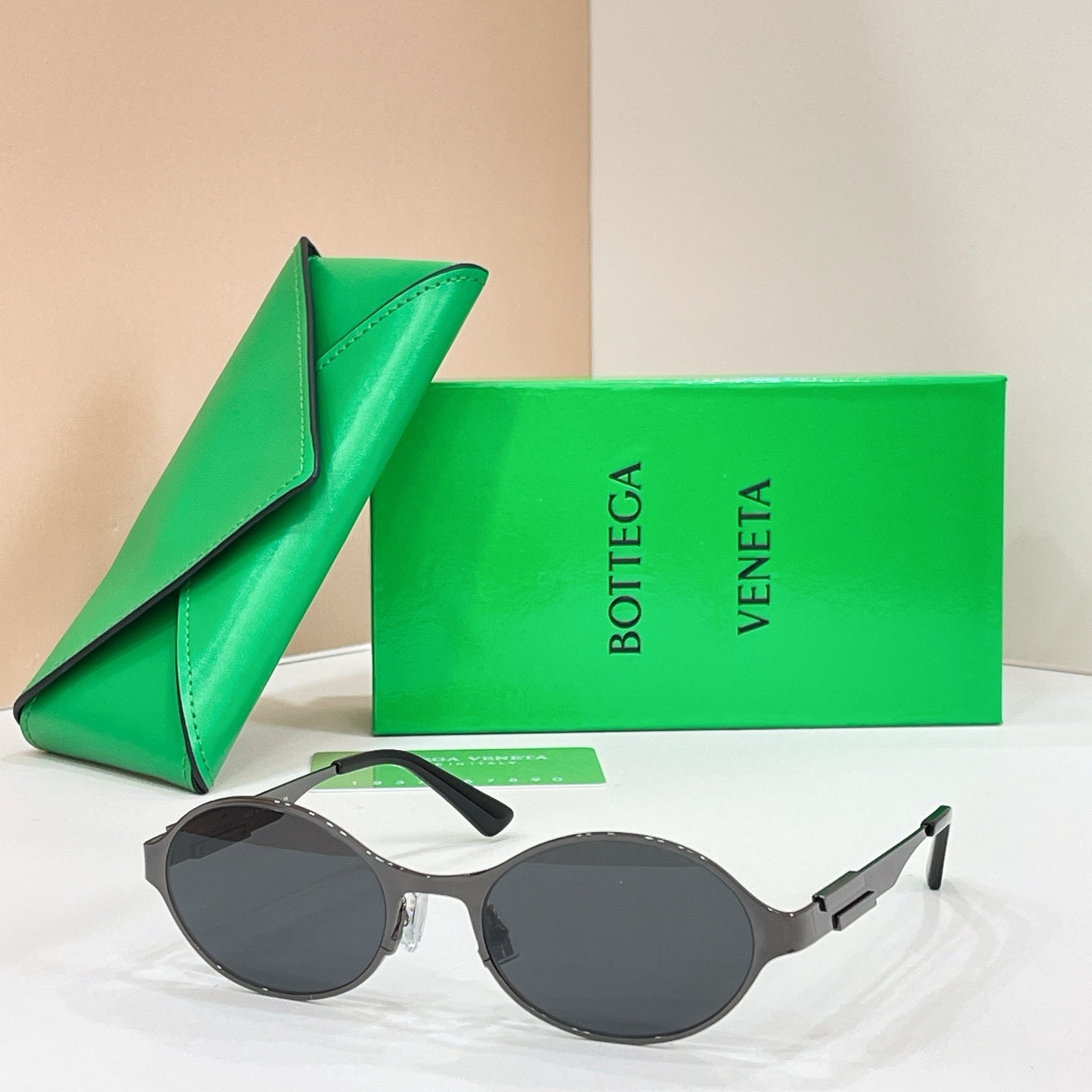 Bottega Veneta round sunglasses with dark frame and dark gray lenses