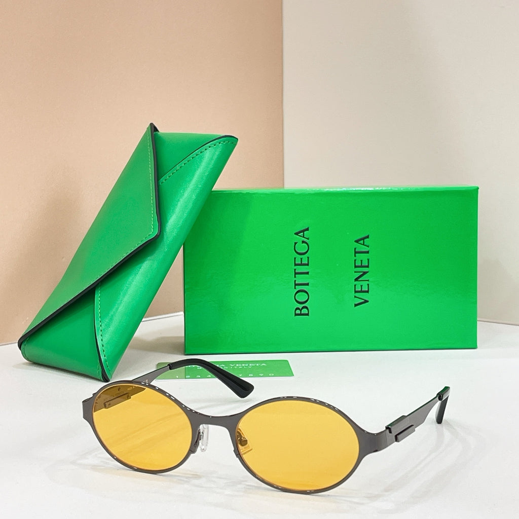 Bottega Veneta round sunglasses with dark frame and yellow lenses