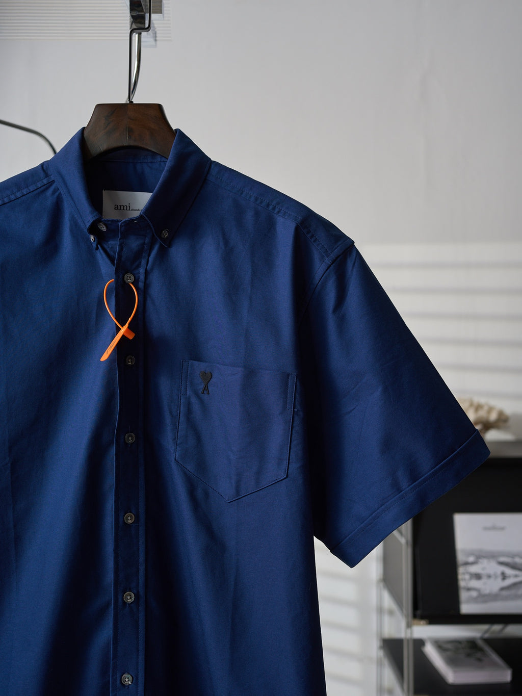 Short-sleeve button-up shirt in dark blue with chest pocket and short sleeves
