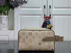 Louis Vuitton bag with beige monogram canvas, adjustable strap and front buckle clasp