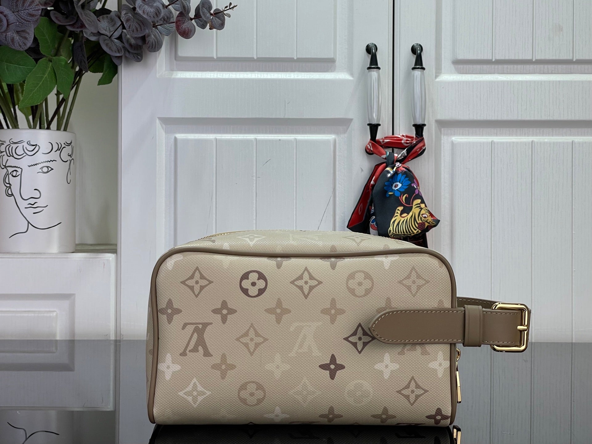 Louis Vuitton bag with beige monogram canvas, adjustable strap and front buckle clasp
