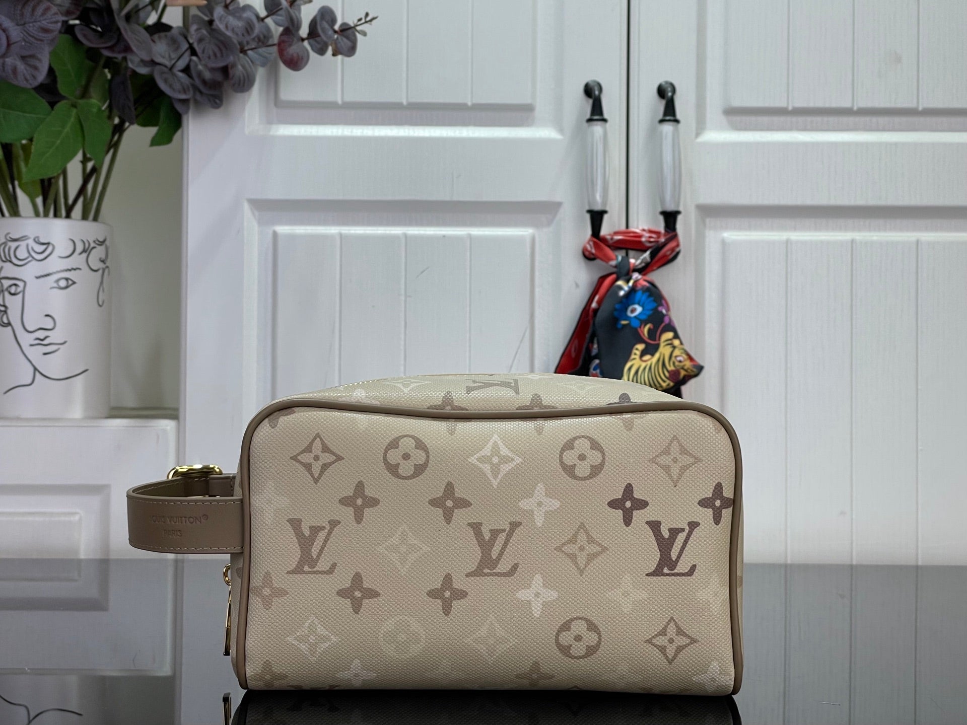 Louis Vuitton bag in beige with monogram pattern, rounded top and front zipper detail