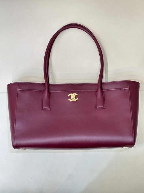 Chanel burgundy leather tote bag with CC logo and top handles