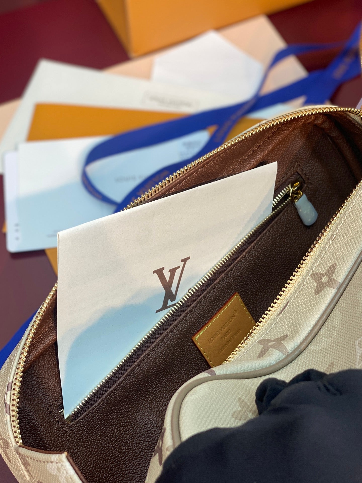 Louis Vuitton monogram crossbody bag, open top with brown lining and inner pocket
