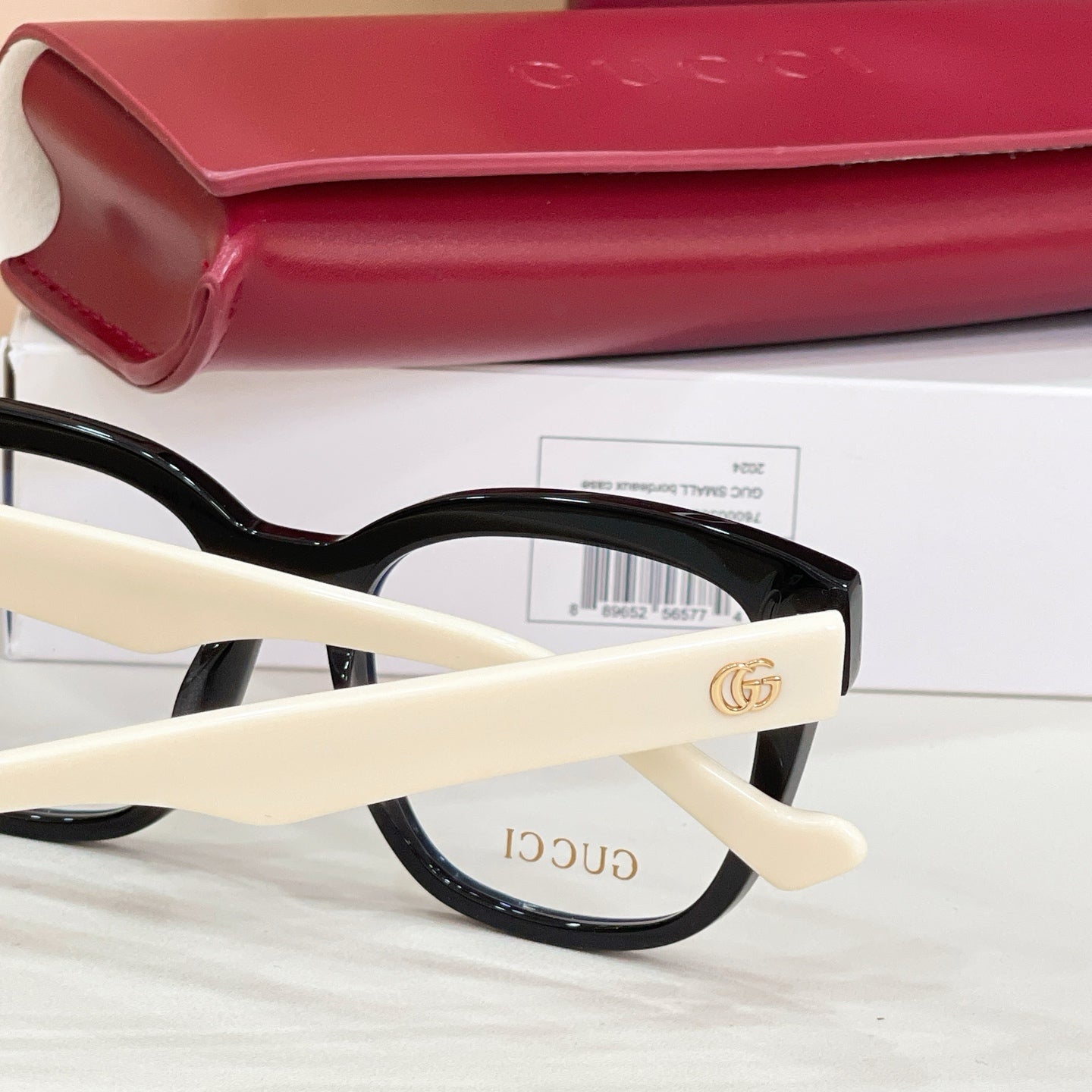 Gucci acetate glasses side view with cream temple and black frame, clear lens