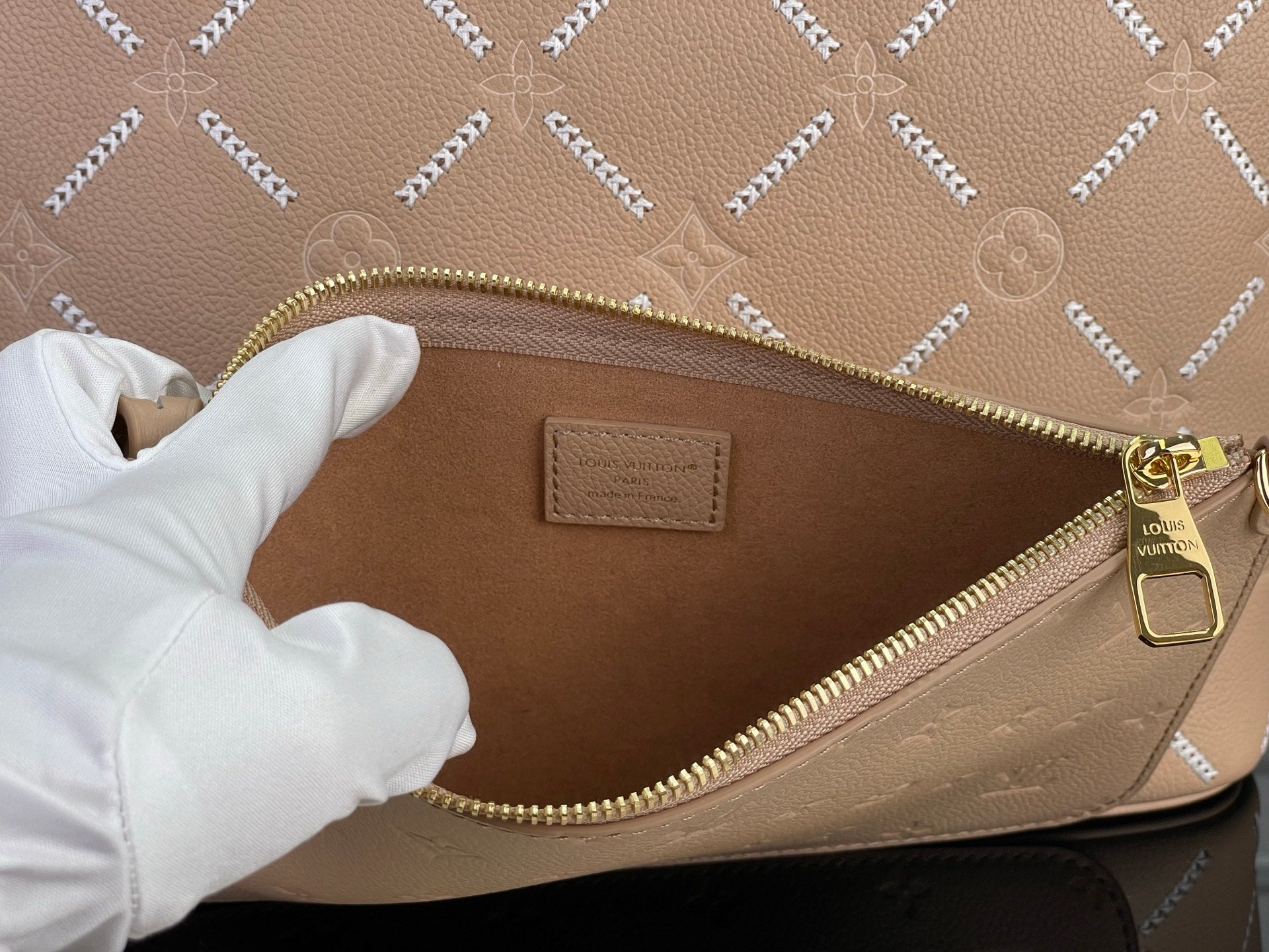 Louis Vuitton monogram bag beige with gold zipper, inner pocket and logo label