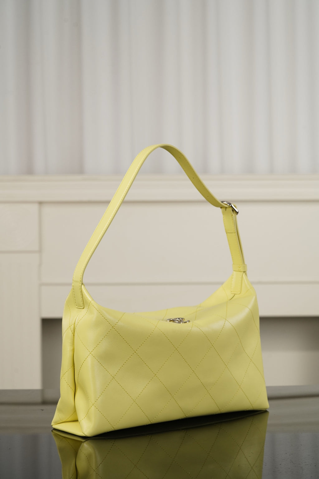 Chanel hobo bag in light yellow leather with curved handle and diamond quilting detail